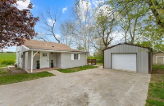 Cozy Cabin/ 2 queen beds/ Loft - 2 beds / Country Side - Central location