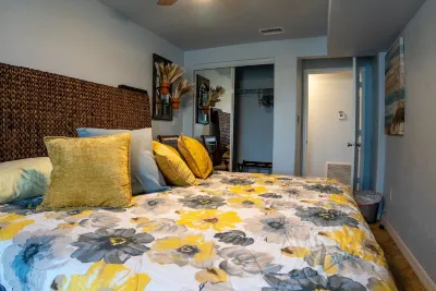 Beachfront Ocean View Suite - Steps From The Beach - Daytona Beach Shores, FL Connie's Bookshelf附近的飯店
