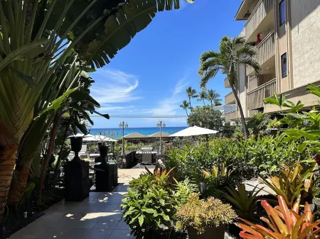 Relaxing Kailua-Kona 2 bed/2 bath condo with central AC across street from beach