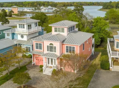 Private Beach Getaway: close to town, shopping, restaurants, pool & tennis