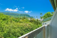 Studio with AC, lanai, and mountain views. Steps from the ocean with beach gear!