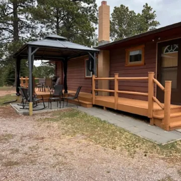 Tin Mill Cottage on a quiet wooded lot, walking distance to downtown!