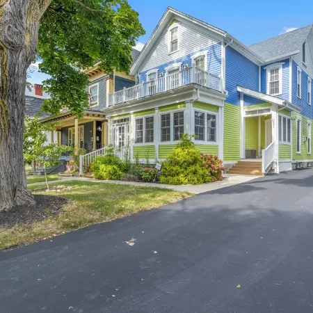 Luxury 2 Bedroom 1.5 Bath Town Home/ Walk to Elmwood/ Garage/ EV Charger/ AC