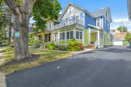 Luxury 2 Bedroom 1.5 Bath Town Home/ Walk to Elmwood/ Garage/ EV Charger/ AC