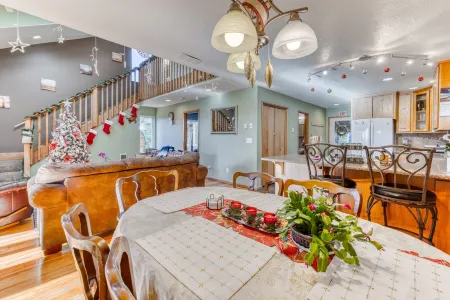 SPA Home! Hot Tub & Sauna, OCEAN View , AC+ EV Charger, Wheelchair Lift.