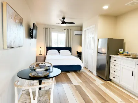 Newly updated studio 2 min drive to HWY 99