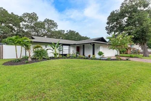 Sunny Oasis: Bright, Private and Beautiful Retreat!Magnolia Rentals