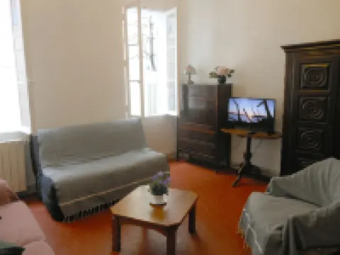 70m2 Town Apartment, Located a Stone's Throw from the Old Port.