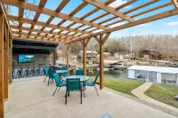 Waterfront, Amazing Patio Bar! 2 Boat Slip Dock, Fire Pit & Close to Coconuts!