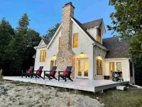 Sunsets, Sandy Beach and Seclusion; enjoy them all at this stunning lake house - Træningscentre