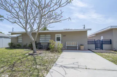 Beautiful little two bedroom cottage in scenic Jensen Beach.