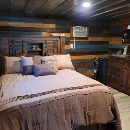 Deer Trail Cabin sleeps 6 people