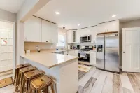 Experience Minneapolis; entire house, close to Downtown Uptown and UofM