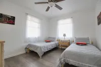 Up to 10 guests - Just min to Clearwater Beach & Indian Rocks Beach