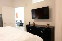 9 Miles to Downtown | 1000Mbps | King bed | W/D Hotels in Broad Ripple Village