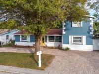 Remodeled Lake Front Pool Home! Sleeps 13! Bring dogs and kids! Hotels in Holiday