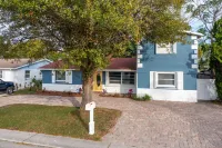 Remodeled Lake Front Pool Home! Sleeps 13! Bring dogs and kids!