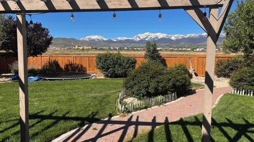 HOT TUB, AC,MOUNTAIN VIEW, OUTDOOR DINING AREA & PET FRIENDLY, EV plug