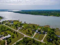 Luxurious, fishing, riding boat and fun at Richland Chambers at Lake front home
