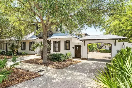 Rosemary Beach Home and Carriage House Sleeps 16 with private pool and courtyard