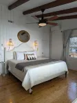 Dreamy Cottage right on the Lake, Dog Friendly! Hotels near Boondocks Adventure Farm