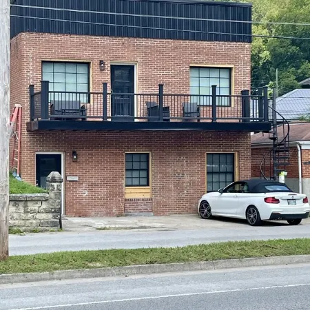 Eccentric Privy-Sleeps6. 2nd floor & outdoor deck