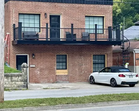 Eccentric Privy-Sleeps6. 2nd floor & outdoor deck Hotels in Pike County