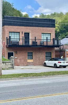 Eccentric Privy-Sleeps6. 2nd floor & outdoor deck Hotels in Pikeville