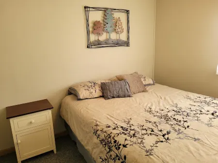 Castaways Cottage on Croton Pond 1)