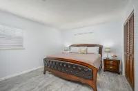 Stunning Fully Remodeled House with Heated Pool! 30%OFF Hotels in Bee Ridge