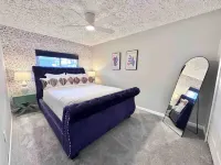 Colorful Retreat, w/ Firepit and 2 TV's.  By Royal Oak! Hotels in Madison Heights