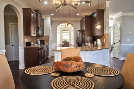 5Br, 3Ba, 10 beds, SuperHost, 5 min to Eisenhower