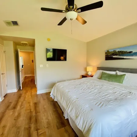 Quiet & Cozy 3Bdrm/2.5ba Townhome in Sleepy Hillside Villas Community.