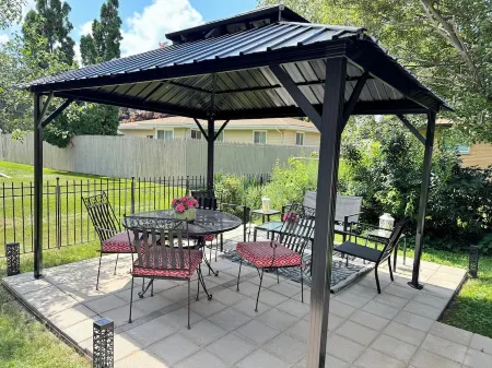 Charming 3-Bed Retreat Perfect for Family, Friends, or Romantic Getaways. 48603