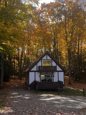 Relax at the Cozy Cottage, just a 5-min drive to it all Отели рядом с достопримечательностью «Заказник Менонаква Вудс»