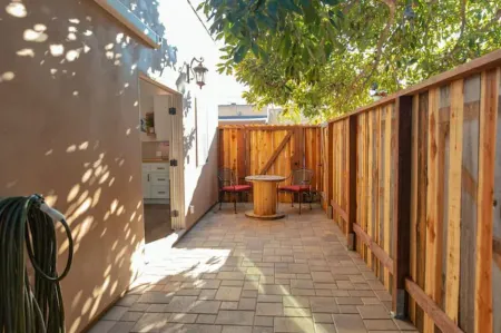 Cozy Casa. 1 mile from the beach/downtown. Отели рядом с достопримечательностью «Эмма Вуд Стейт Бич»