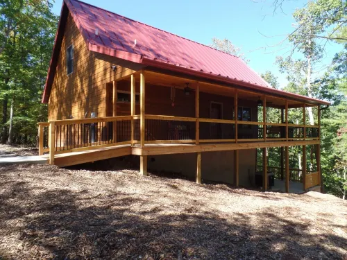 A luxurious cabin quietly tucked away in the woods, pet friendly, WiFi