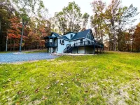 Cozy Chalet, 5-Acres, Newly Renovated with WiFi, Deck, Fire Pit & Grill