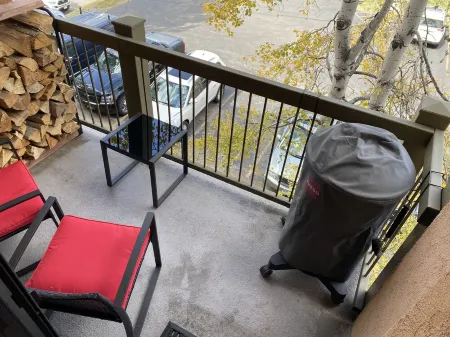 Ski In/Ski Out 2 Bed/2Bath Top Floor Updated Condo With Elevator and Steamshower Отели рядом с достопримечательностью «Steamboat Ski Resort»