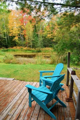 The Copper Squirrel is a secluded full log cabin on 10 acres. Hotels near Halvor Reiten Park and Public Beach