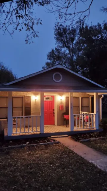 The Cottage @ Georgetown Square. 5% weekly discount; 10% monthly discount.