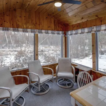 Cozy cabin 25ft off the water! Near shopping, Restaurants, Attractions & Golf!