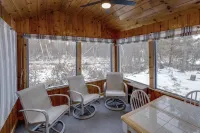 Cozy cabin 25ft off the water! Near shopping, Restaurants, Attractions & Golf!