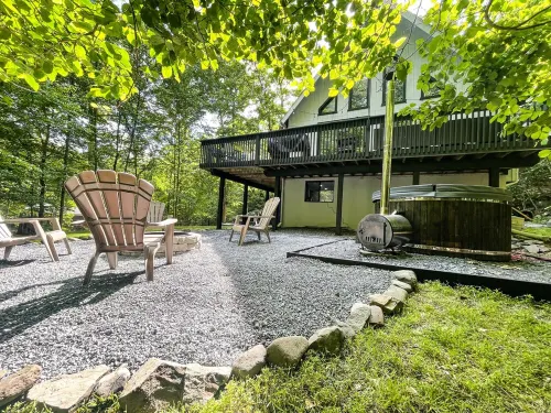 BLVCK Cabin II w/ Hot Tub in the Mountains near Bushkill Fall