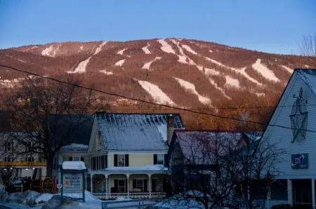 Updated Main St Condo in downtown Ludlow! Отели в г. Ладлоу