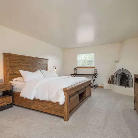 Private and Spacious Home Near the Plaza with Mountain Views!