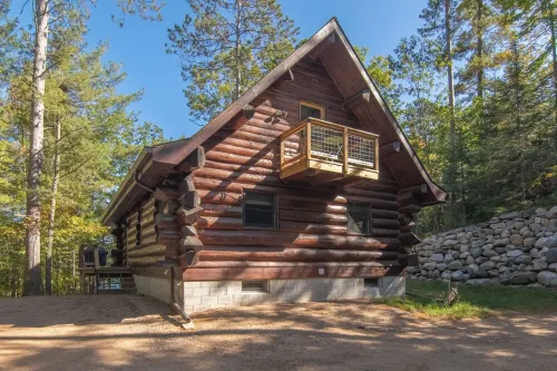 Hot Tub_Waterfront_King Beds_Fast WiFi_Cozy Log Cabin in Eagle River Hotels in Sugar Camp