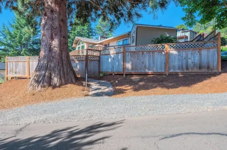 Red Hills Vacation ~ Three Bedroom Guest Suite with a Private Hot Tub and Sauna