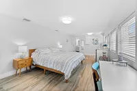 Walk to Beach. Beautifully Renovated 3BR, 2BA Home w/Outdoor Shower & Grille