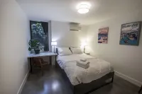 Restful, Convenient Getaway Near Downtown and Seattle’s Largest Park ウエストポイント・ライトハウス周辺のホテル